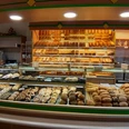 Bäckerei Beck Vielfältiges Brot- und Gebäcksortiment in der Bäckerei Beck, einladend präsentiert in der Theke.