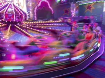 Das Fahrgeschäft „Disco” auf der Mölmschen Kirmes Fahrgeschäft „Disco” auf der Mölmschen Kirmes mit bunten Lichtern und bewegten Fahrgästen.