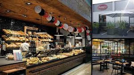 Karlchens Backstube Bäckerei mit Auslage voll frischer Backwaren, freundlichen Mitarbeitern und einladendem Innenhof.