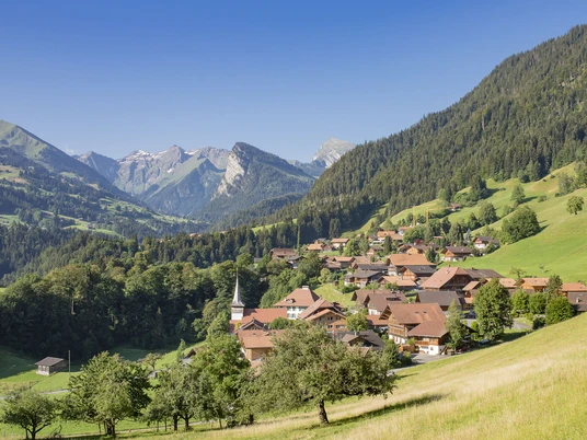 Le village de Diemtigen en été Diemtigen Dorfansicht im SommerThe village of Diemtigen in summerLe village de Diemtigen en été