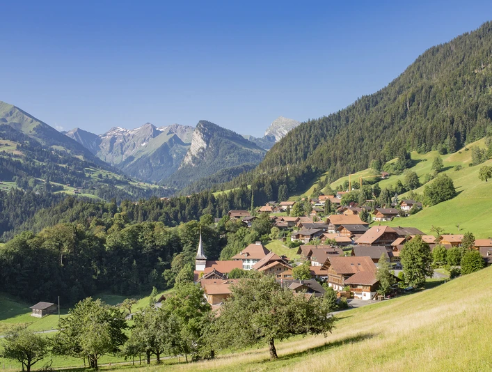 Le village de Diemtigen en été Le village de Diemtigen en été