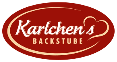 Logo von Karlchens Backstube mit rotem Oval und weißer Schrift, herzförmiges Detail rechts.