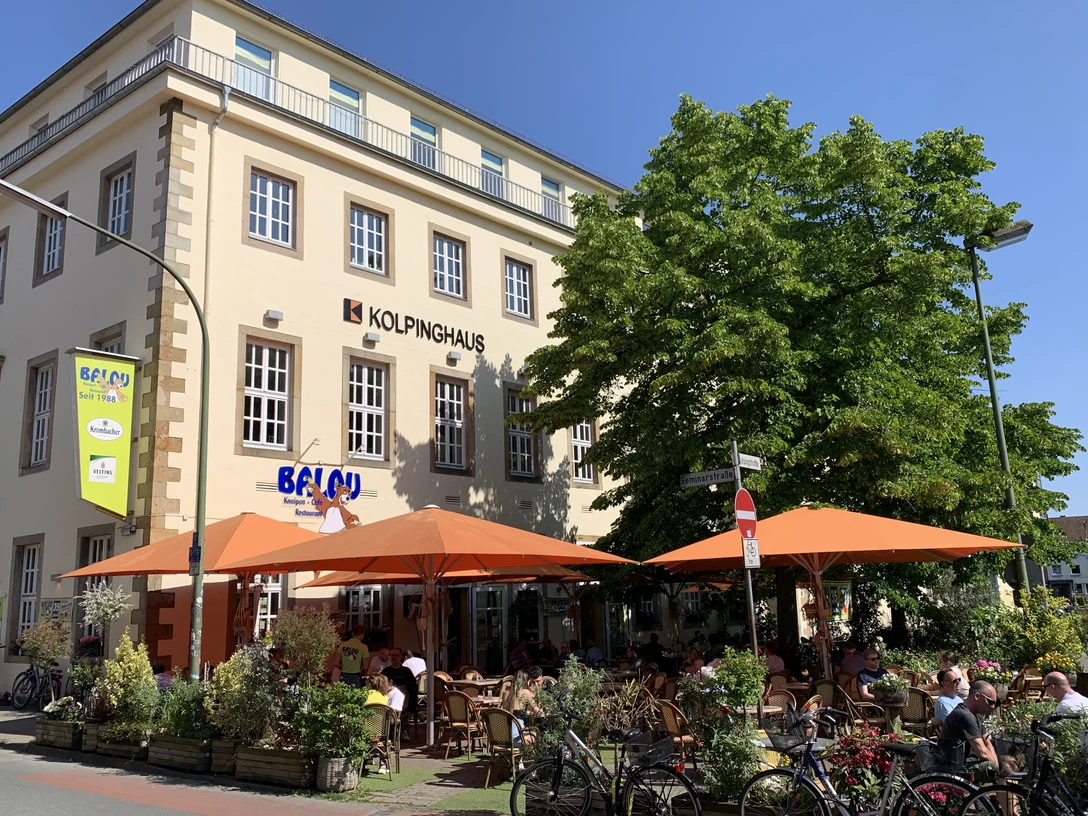 Balou.JPG Außenansicht Balou mit Außengastronomie