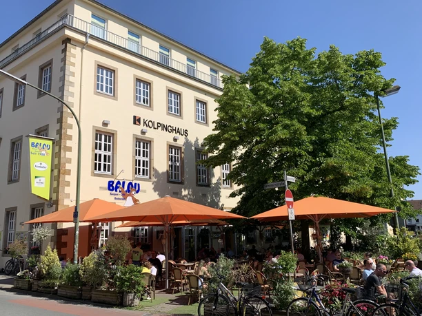 Balou.JPG Außenansicht Balou mit Außengastronomie