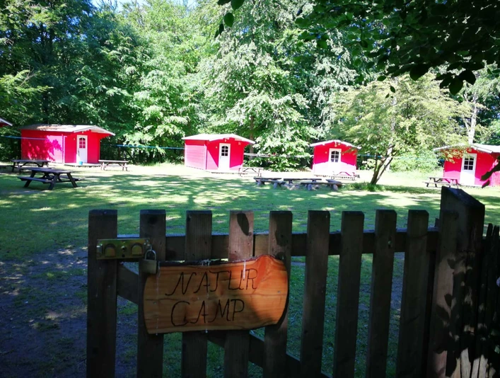 Hütten im Naturcamp