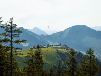 Bergstation mit Hängegleiter.jpg