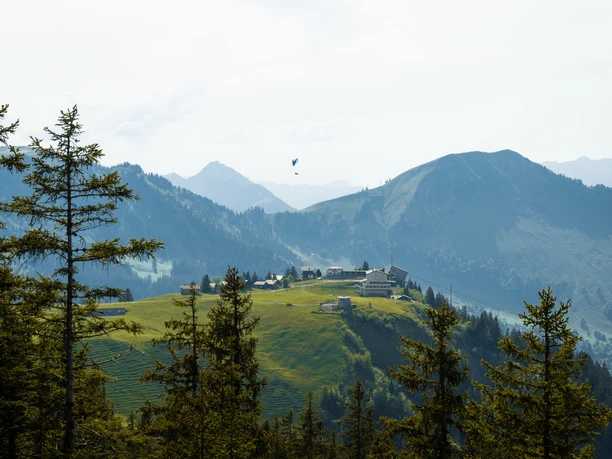 Bergstation mit Hängegleiter.jpg