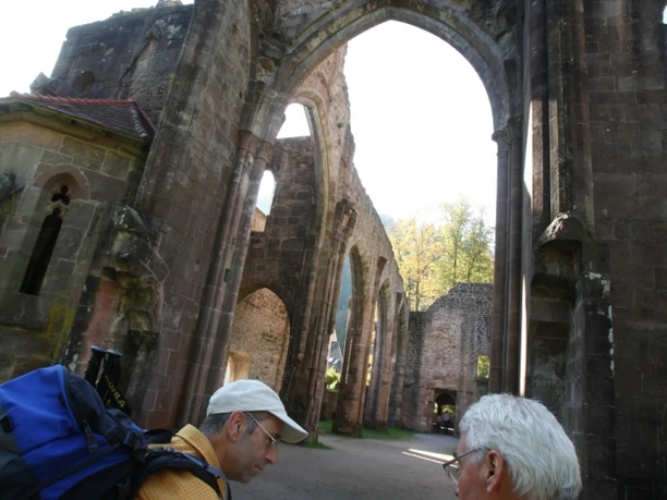 Wanderer bei der Klosterruine Allerheilgen