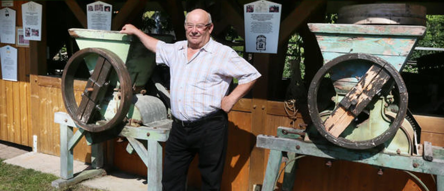 karl-faisst-vor-dem-tagloehner-und-brennereimuseum