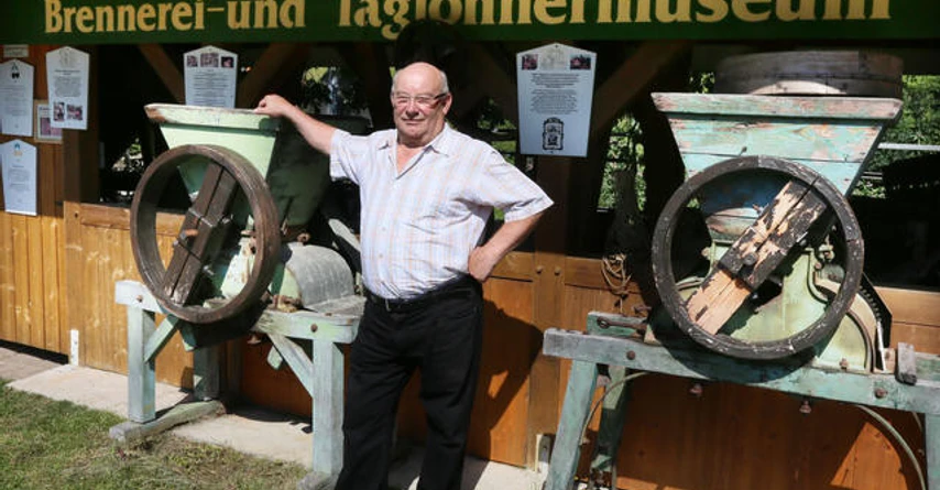 karl-faisst-vor-dem-tagloehner-und-brennereimuseum