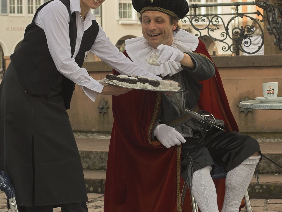 Herzog Friedrich im Cafe