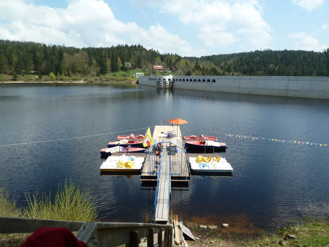 Bootfahren auf der Schwarzenbachtalsperre bei Forbach im Schwarzwald