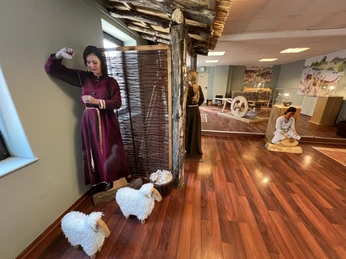 Eine Ausstellung über das Altsachsenleben mit realistischen Figuren und rekonstruierten Szenen.