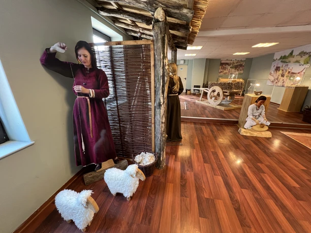 Altsachsenausstellung Liebenau Eine Ausstellung über das Altsachsenleben mit realistischen Figuren und rekonstruierten Szenen.