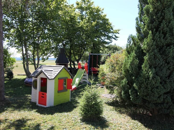 Garten mit Spielgeräten (2) Garten mit Spielgeräten (2)