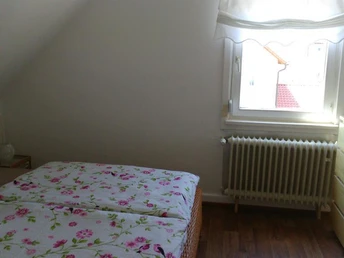 Schlafzimmer mit Doppelbett