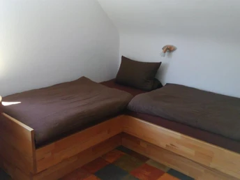 Schlafzimmer mit zwei Einzelbetten