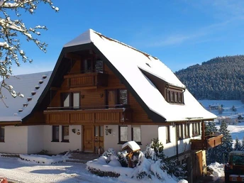 Hausansicht im Winter