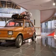 Oberschlesisches Landesmuseum in Ratingen Ein orangefarbenes Auto mit Dachgepäckträger steht im modernen Foyer des Oberschlesischen Landesmuseums.