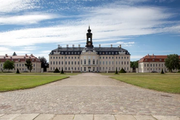 Schloss Hubertusburg Wermsdorf - Schlösser der Leipzig Region Blick auf das Schloss Hubertusburg in Wermsdorf mit dem vermeintlichen Schlossturm, davor ist ein breiter Steinweg mit Rasenflächen links und rechts daneben, Ausflug, Leipzig Region