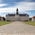 Schloss Hubertusburg Wermsdorf - Schlösser der Leipzig Region Blick auf das Schloss Hubertusburg in Wermsdorf mit dem vermeintlichen Schlossturm, davor ist ein breiter Steinweg mit Rasenflächen links und rechts daneben, Ausflug, Leipzig Region
