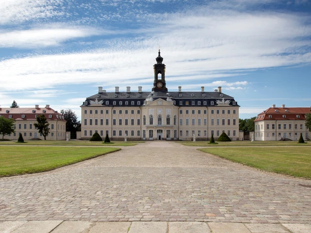 Schloss Hubertusburg Wermsdorf - Schlösser der Leipzig Region Blick auf das Schloss Hubertusburg in Wermsdorf mit dem vermeintlichen Schlossturm, davor ist ein breiter Steinweg mit Rasenflächen links und rechts daneben, Ausflug, Leipzig Region