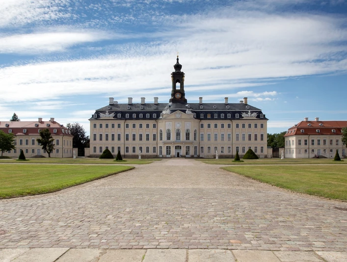 Schloss Hubertusburg Wermsdorf - Schlösser der Leipzig Region Blick auf das Schloss Hubertusburg in Wermsdorf mit dem vermeintlichen Schlossturm, davor ist ein breiter Steinweg mit Rasenflächen links und rechts daneben, Ausflug, Leipzig Region