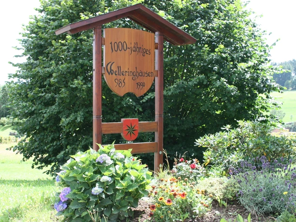 Begrüßungstafel am Ortseingang.jpg