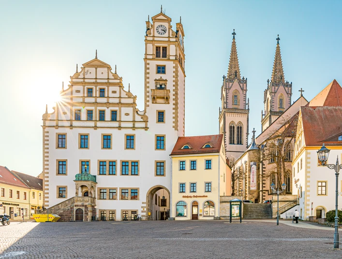 Marktplatz Oschatz mit Rathaus und St. Aegidien Kirche - Sehenswürdigkeiten in der Leipzig Region Blick auf den Neumarkt in Oschatz mit Rathaus und im Hintergrund die doppeltürmige St.-Aegidien-Kirche bei Sonnenschein, Ausflug, Leipzig Region