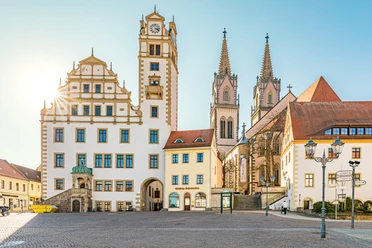 Place du marché d'Oschatz avec l'hôtel de ville et l'église St. Aegidien - Attractions touristiques dans la région de Leipzig Vue sur le Neumarkt à Oschatz avec l'hôtel de ville et en arrière-plan l'église St.Egidien à deux tours sous le soleil, excursion, Leipzig Région