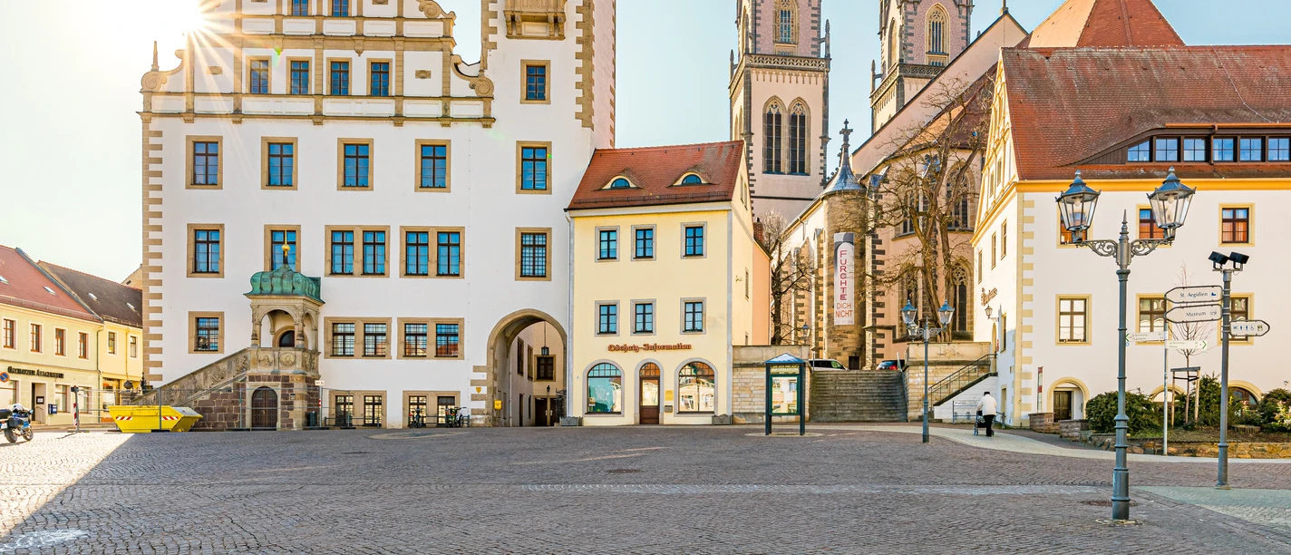 Place du marché d'Oschatz avec l'hôtel de ville et l'église St. Aegidien - Attractions touristiques dans la région de Leipzig Vue sur le Neumarkt à Oschatz avec l'hôtel de ville et en arrière-plan l'église St.Egidien à deux tours sous le soleil, excursion, Leipzig Région