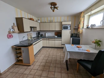 Küchenzeile mit Tisch und zwei StühlenKitchenette with table and two chairs