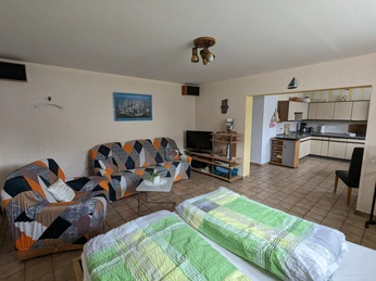 Kombinierter Wohn-Schlafbereich mit Blick in die offene KücheCombined living/sleeping area with a view of the open kitchen