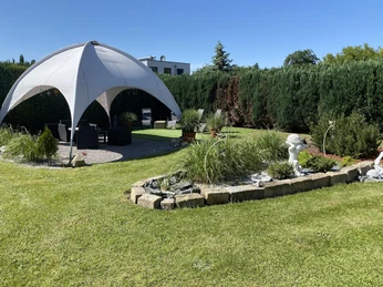 großer, gepflegter Garten