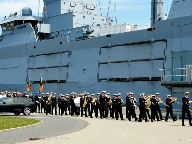 Indienststellungsappell_Fregatte__Rheinland-Pfalz__(F225)_am_13.07.2022_in_Wilhelmshaven.jpg