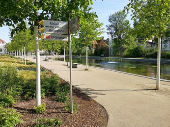 Stadtpark mit Wegweiser