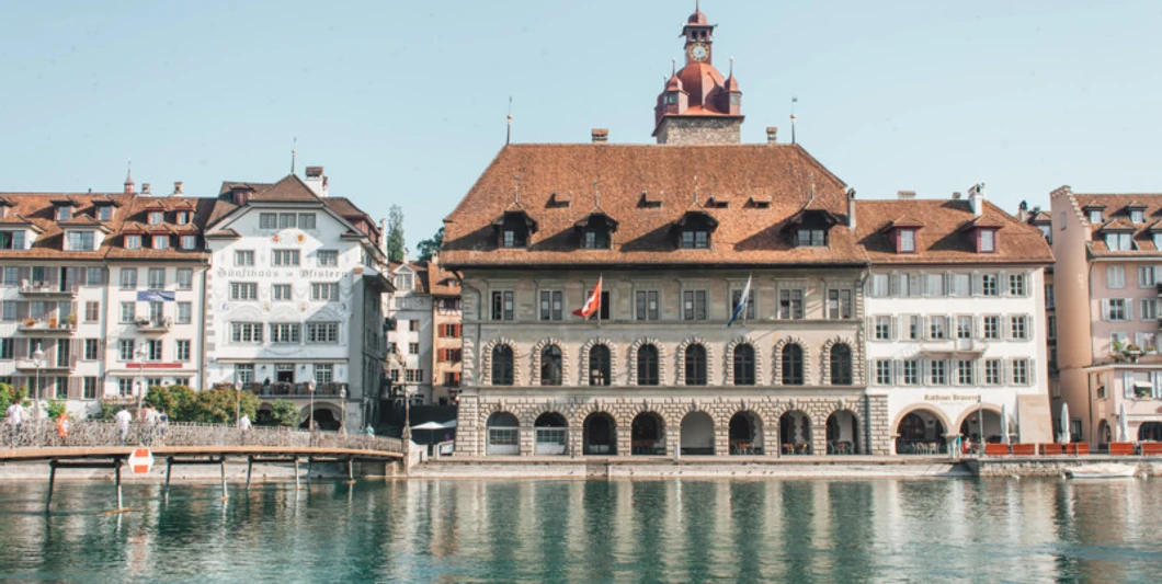 L’hôtel de ville Blick auf das RathausView of the town hallVue de l'hôtel de ville
