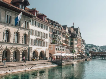 L’hôtel de ville Blick auf Rathaus Luzern und ReussView of Lucerne City Hall and the ReussVue sur l'hôtel de ville de Lucerne et la Reuss