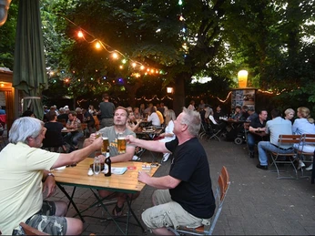 Harmonie Biergarten abends