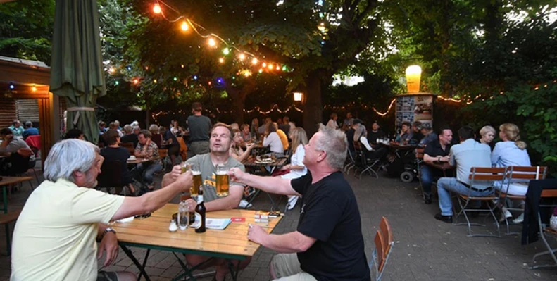Harmonie Biergarten abends