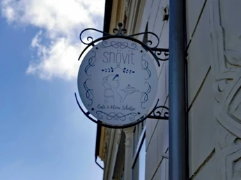 Café Snövit: Schild