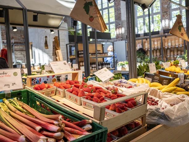 Reithalle Markthalle frische Erdbeeren
