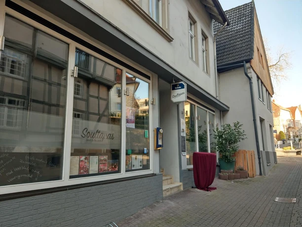 Außenansicht des Restaurants Soultapas mit Schaufenstern in einer Altstadtgasse