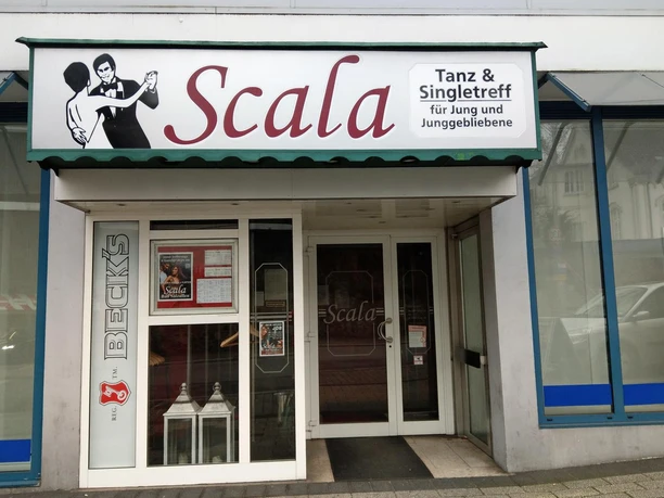 Eingang des Scala Tanzlokals mit großem Schild „Tanz & Singletreff“