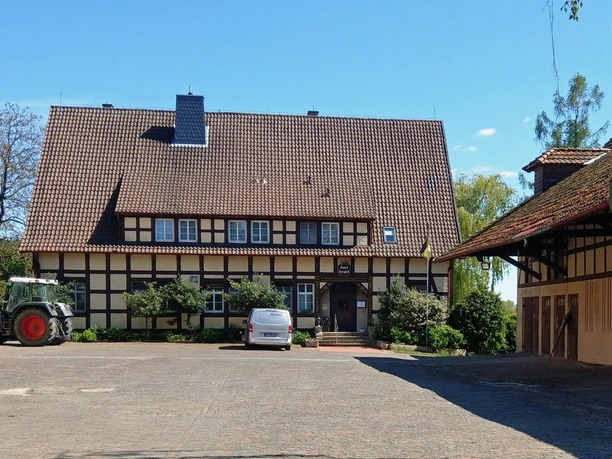 Fachwerkhaus Berghof mit großem Ziegeldach, Innenhof, Traktor und Lieferwagen