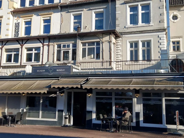 Fassade des Restaurants Munzur mit Markisen und Außentischen in Bad Salzuflen