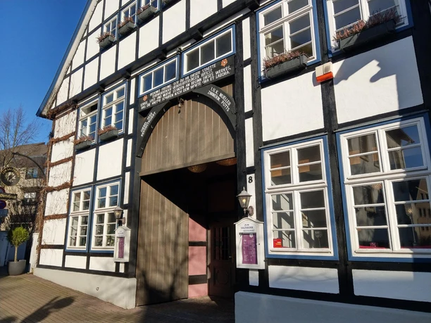 Fachwerkfassade des Restaurants Zum Salzsieder mit großem Torbogen in Bad Salzuflen