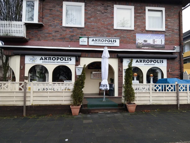 Außenansicht des griechischen Restaurants Akropolis mit Terrasse und Eingang