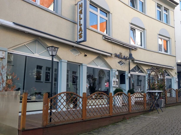 Fassade des griechischen Restaurants Hellas mit Terrasse und Holzgeländer in Bad Salzuflen