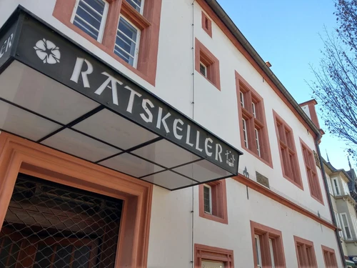 Schrägblick auf den Ratskeller mit Schriftzug und heller Fassade in Bad Salzuflen